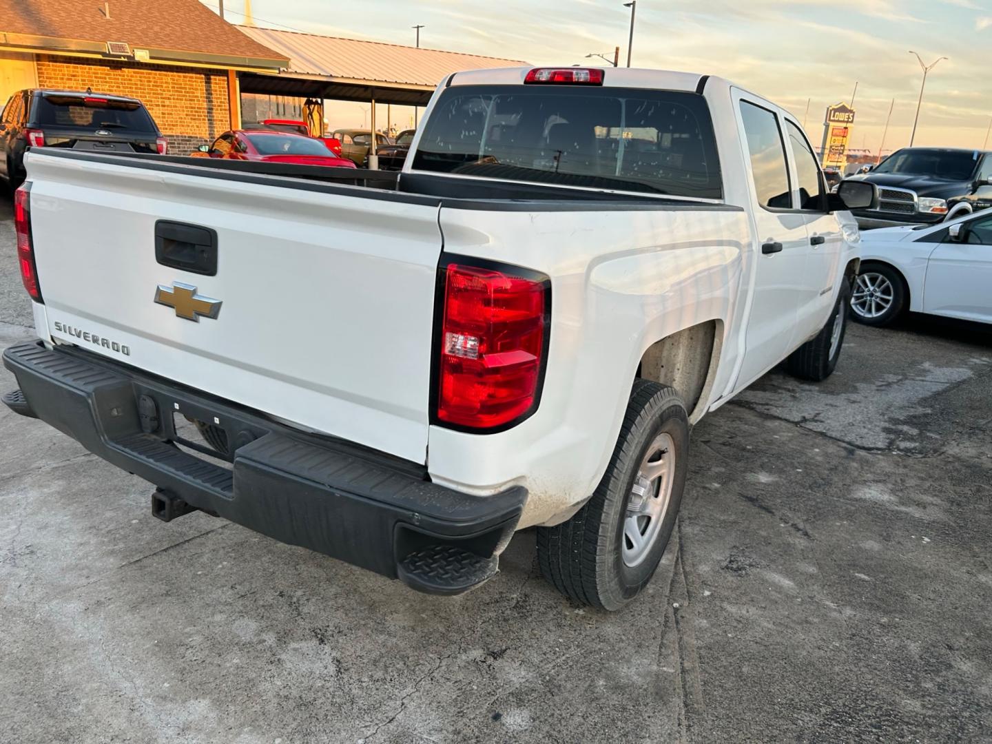 2018 White Chevrolet Silverado 1500 LS Crew Cab Long Box 2WD (3GCPCNEH3JG) with an 4.3L V6 OHV 12V engine, 6A transmission, located at 1687 Business 35 S, New Braunfels, TX, 78130, (830) 625-7159, 29.655487, -98.051491 - Photo#5